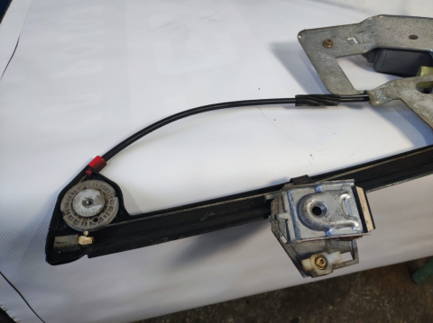 Mechanizm szyby kierowcy lewy przód E39 polift Mechanizm szyby kierowcy lewy przód E39 polift